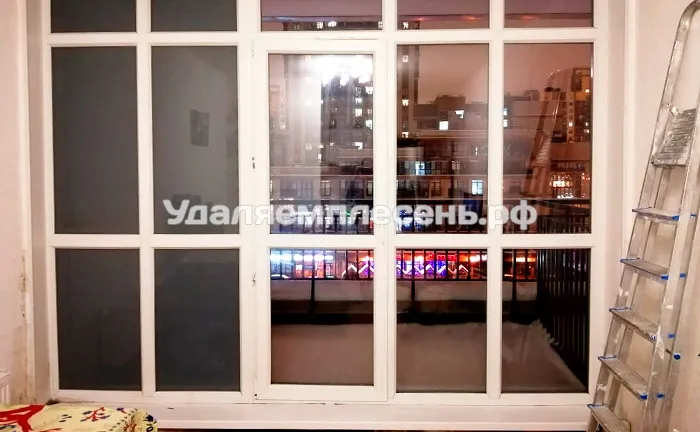 Удаление плесени на&nbsp;балконном блоке