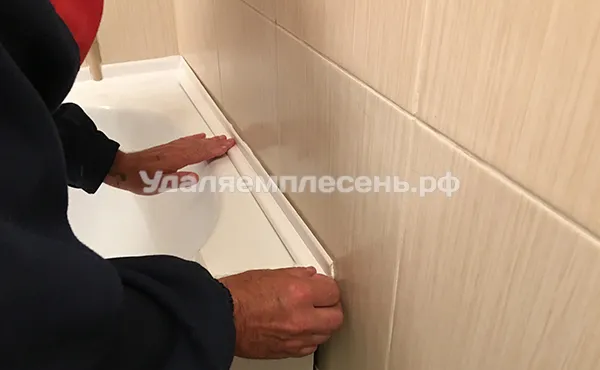 Владимир клеит пвх плинтус на ванну